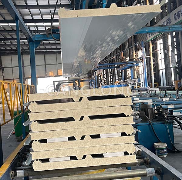 PU sandwich 3-wave roof panel