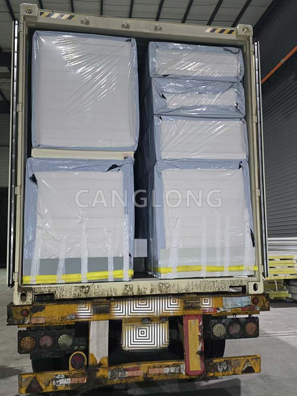 100mm thick PU sandwich panel shipped